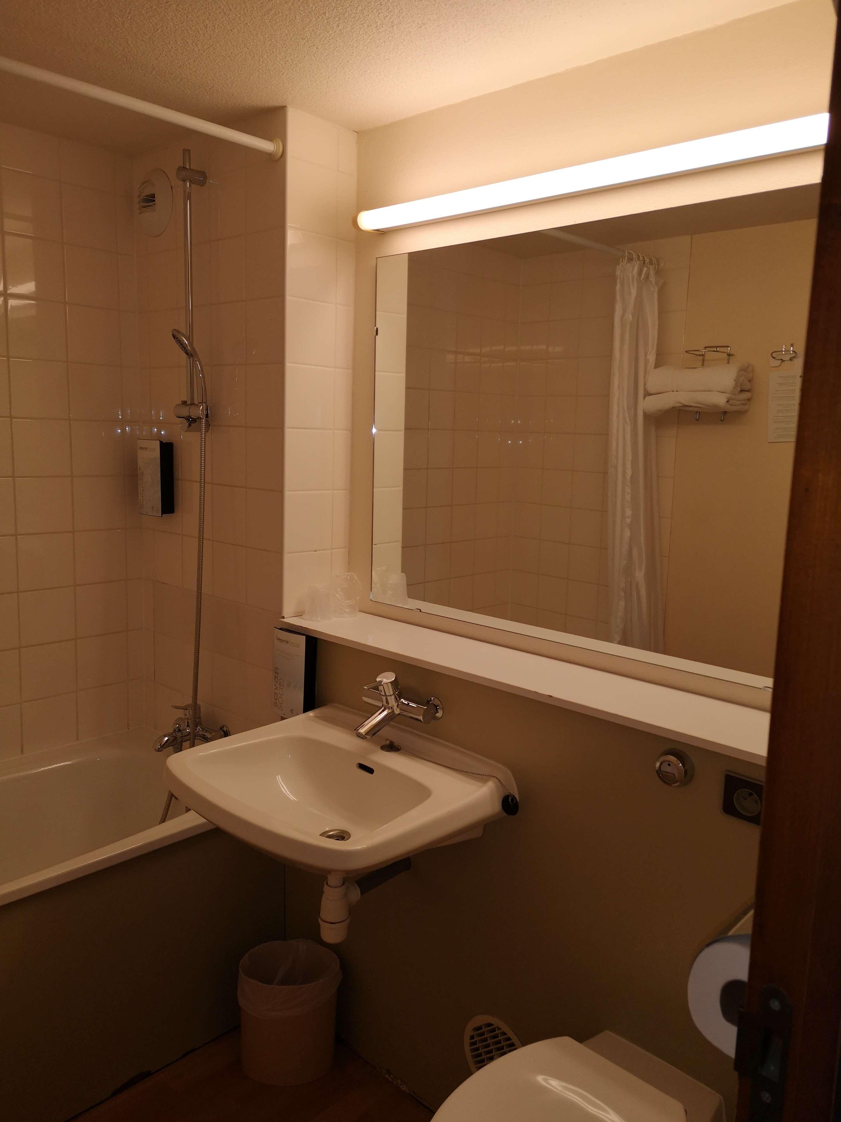Campanile Angers Ouest - Beaucouze Hotell Exteriör bild