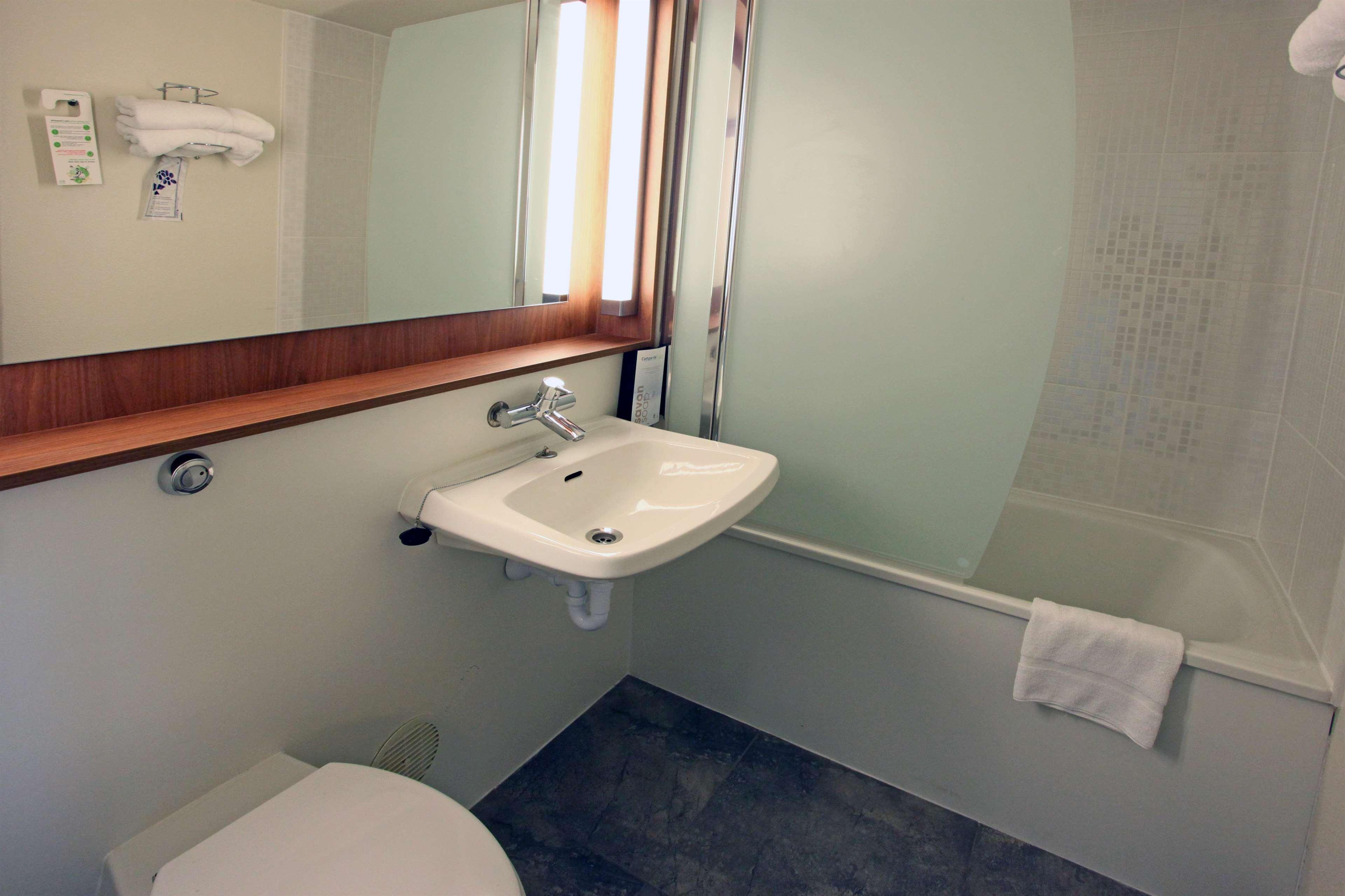 Campanile Angers Ouest - Beaucouze Hotell Exteriör bild