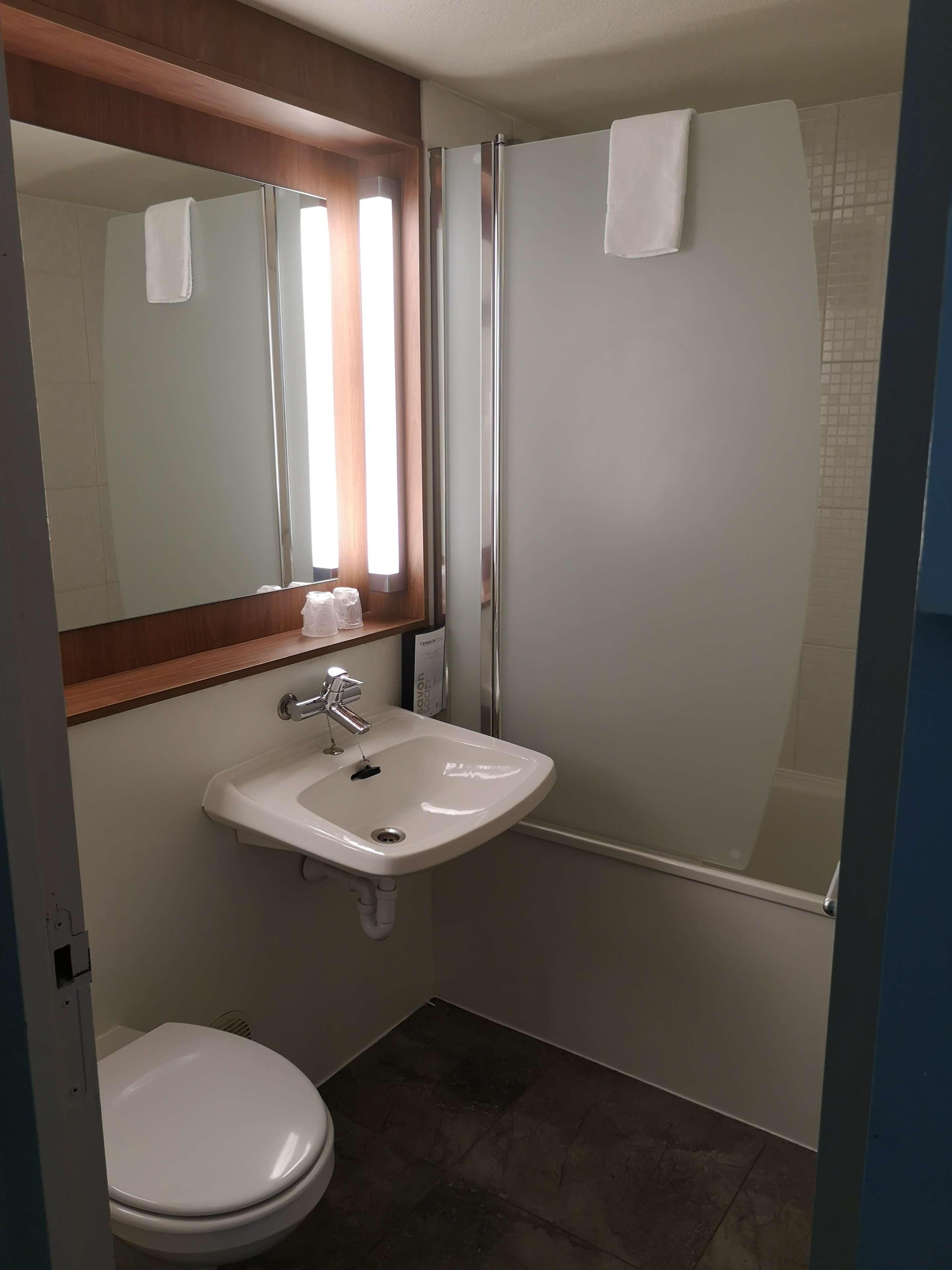 Campanile Angers Ouest - Beaucouze Hotell Exteriör bild